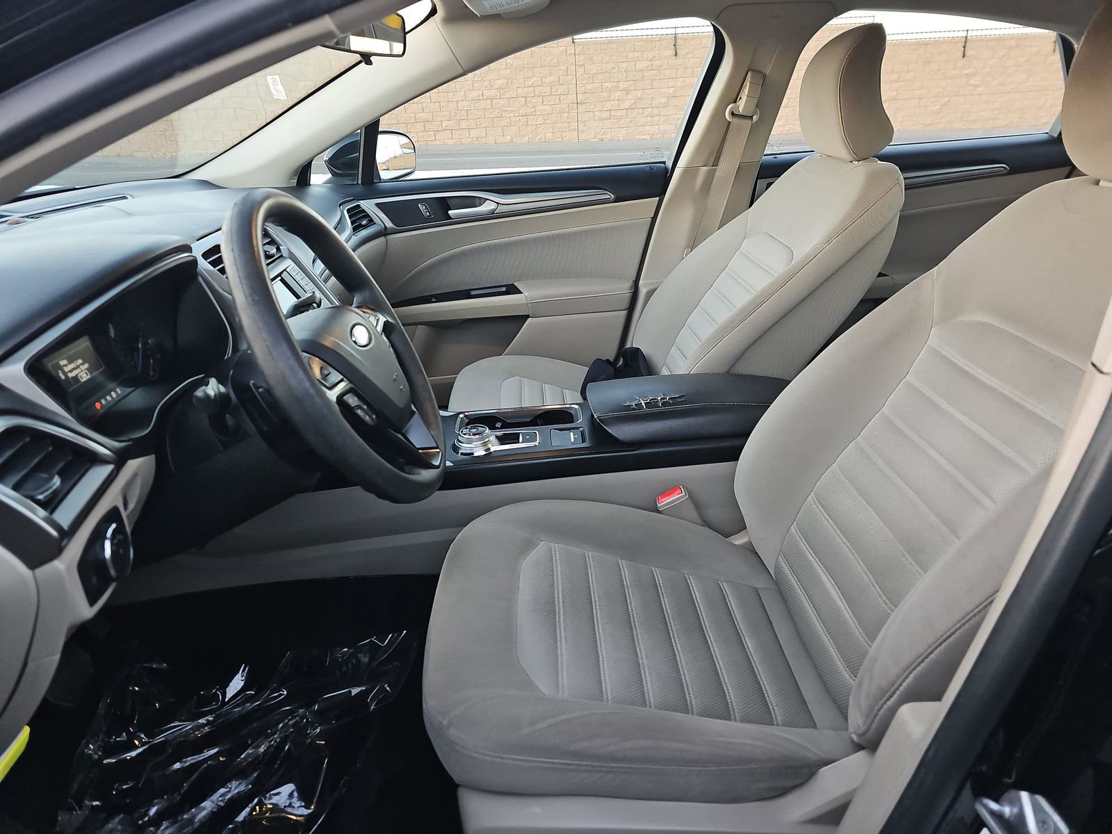 Used 2017 Ford Fusion SE image 8