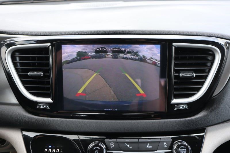 Used 2024 Chrysler Pacifica Touring-L FWD image 12
