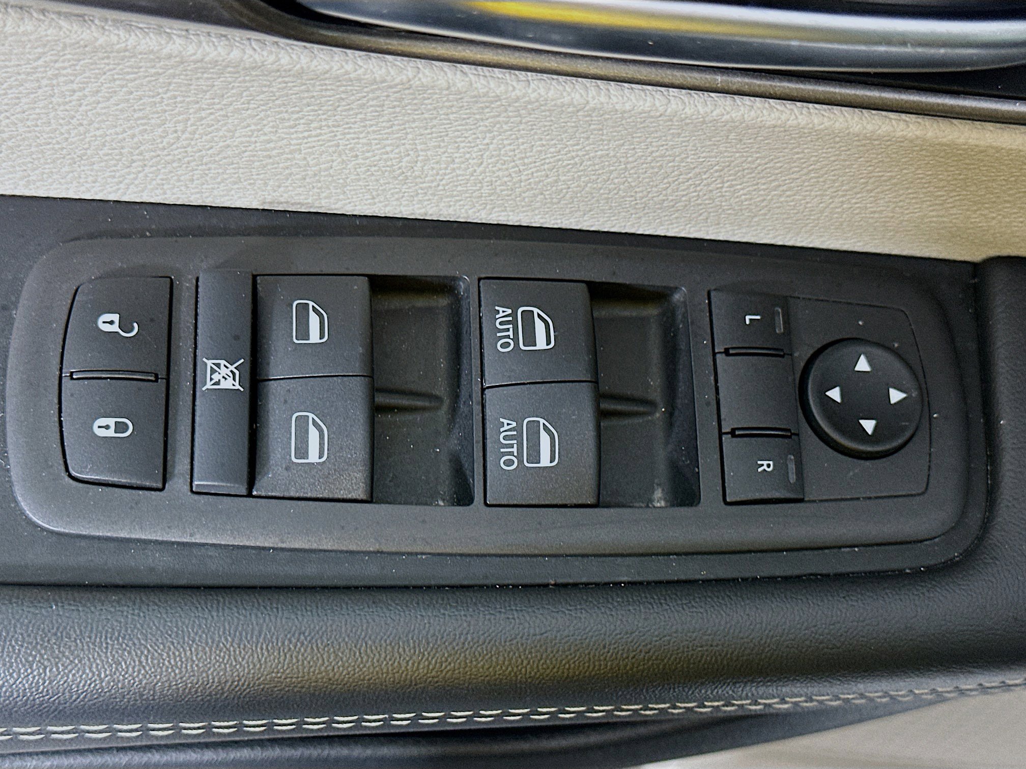 Used 2024 Chrysler Pacifica Touring-L image 15