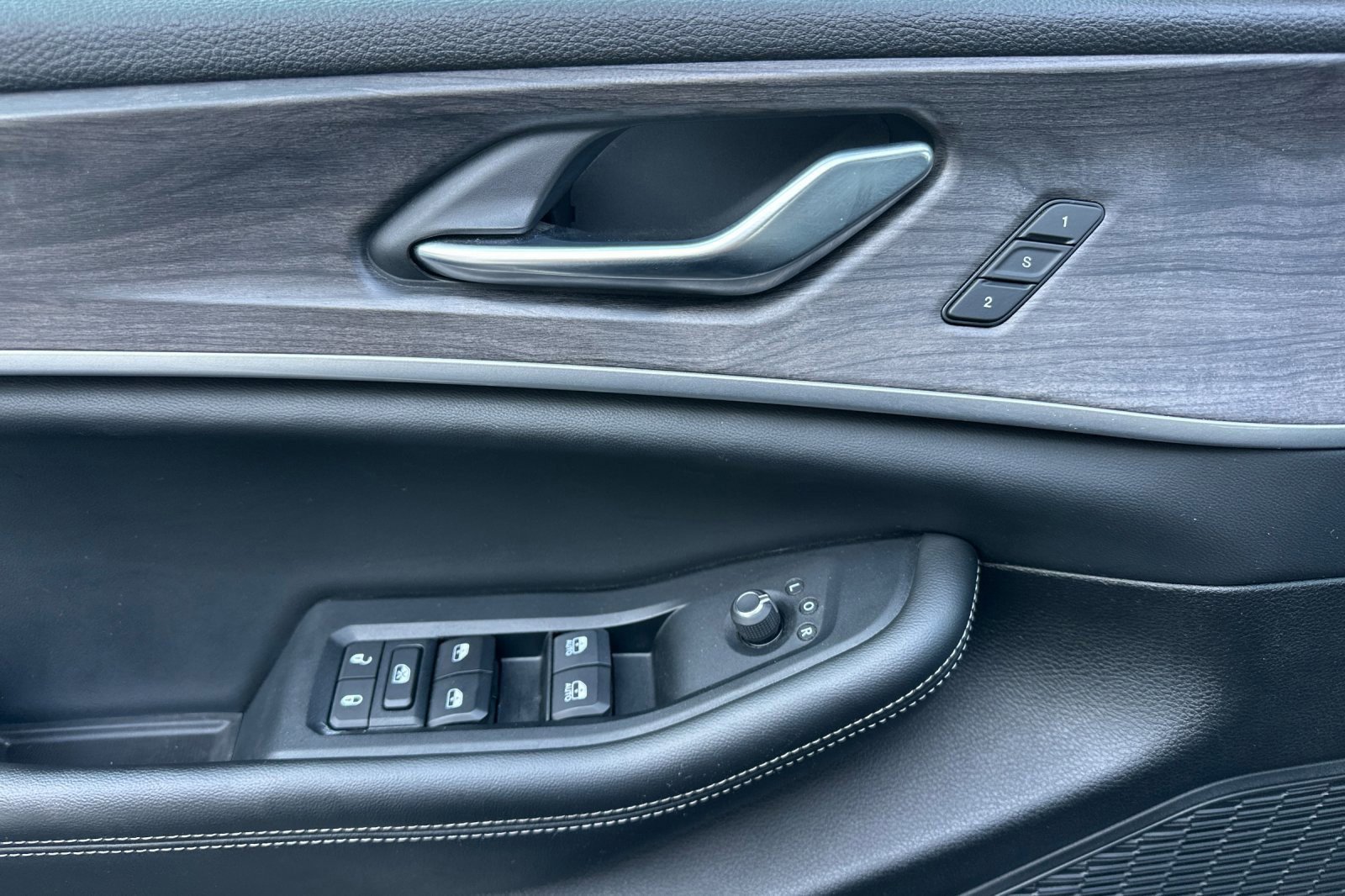 Used 2024 Jeep Grand Cherokee L Limited w/ Luxury Tech Group II image 11