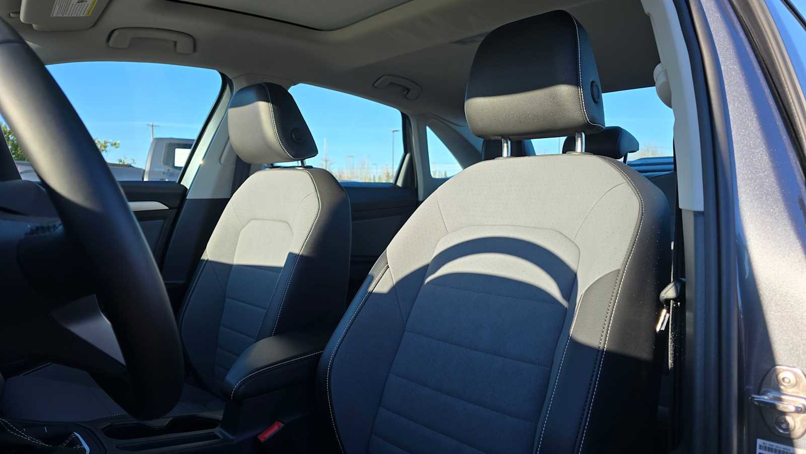 Used 2025 Volkswagen Jetta SE image 22