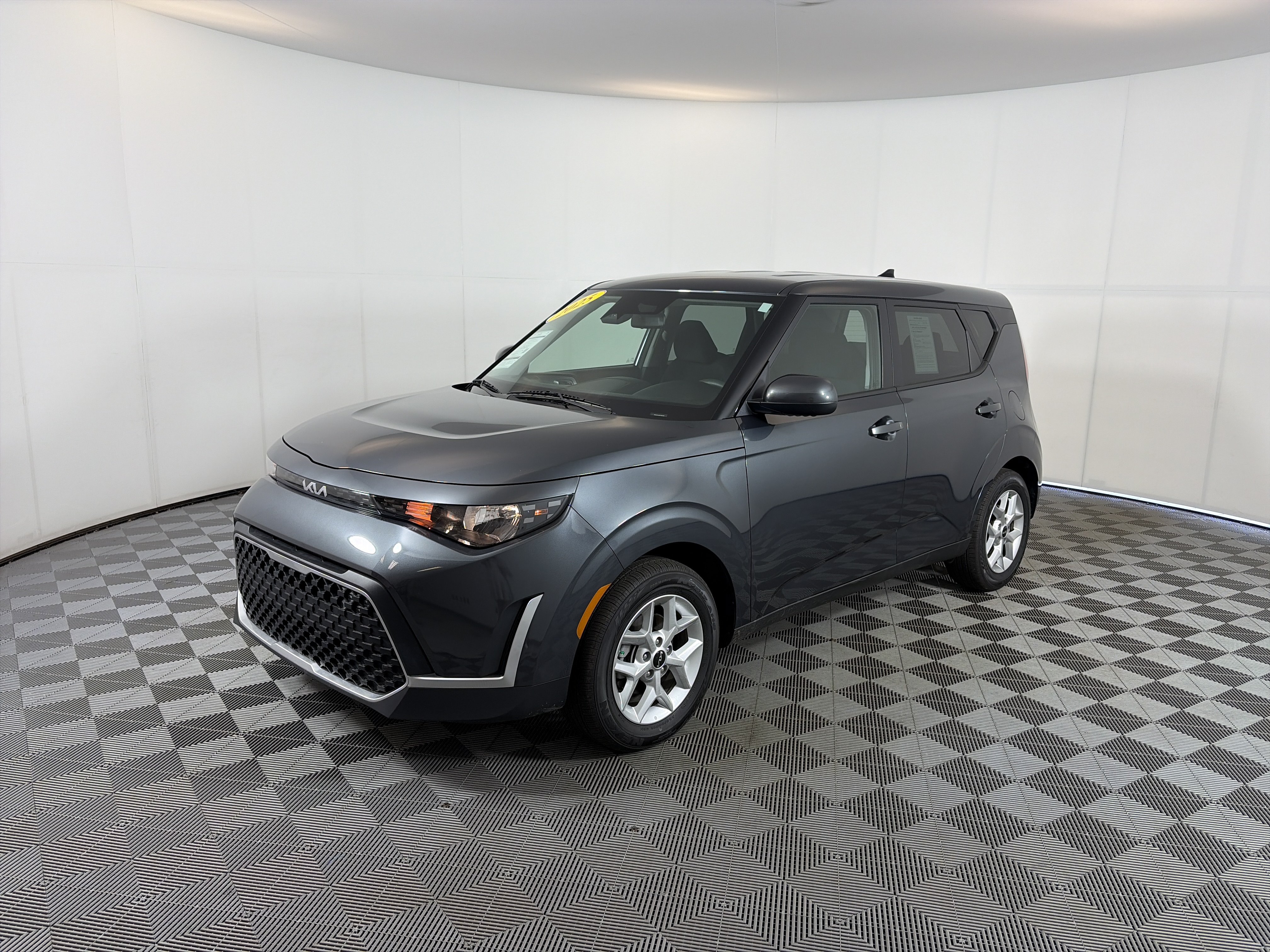 Used 2025 Kia Soul LX w/ LX Technology Package FWD image 2