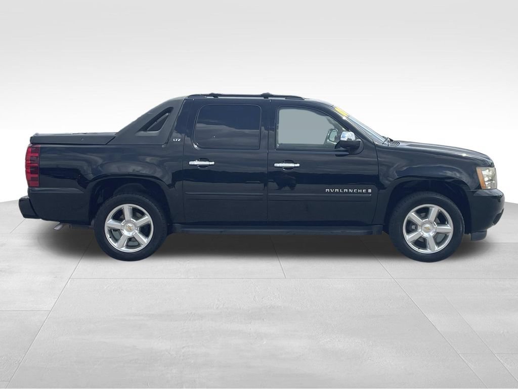 Used 2008 Chevrolet Avalanche LTZ w/ LTZ Preferred Equipment Group AWD/4WD image 2