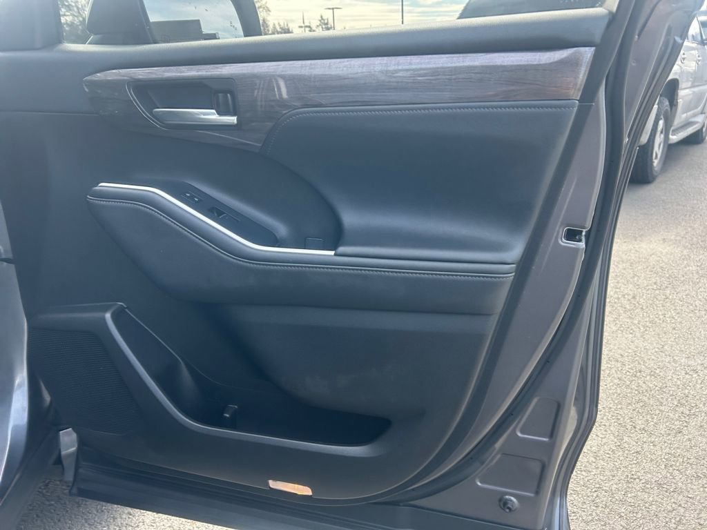 Used 2023 Toyota Highlander Limited image 25