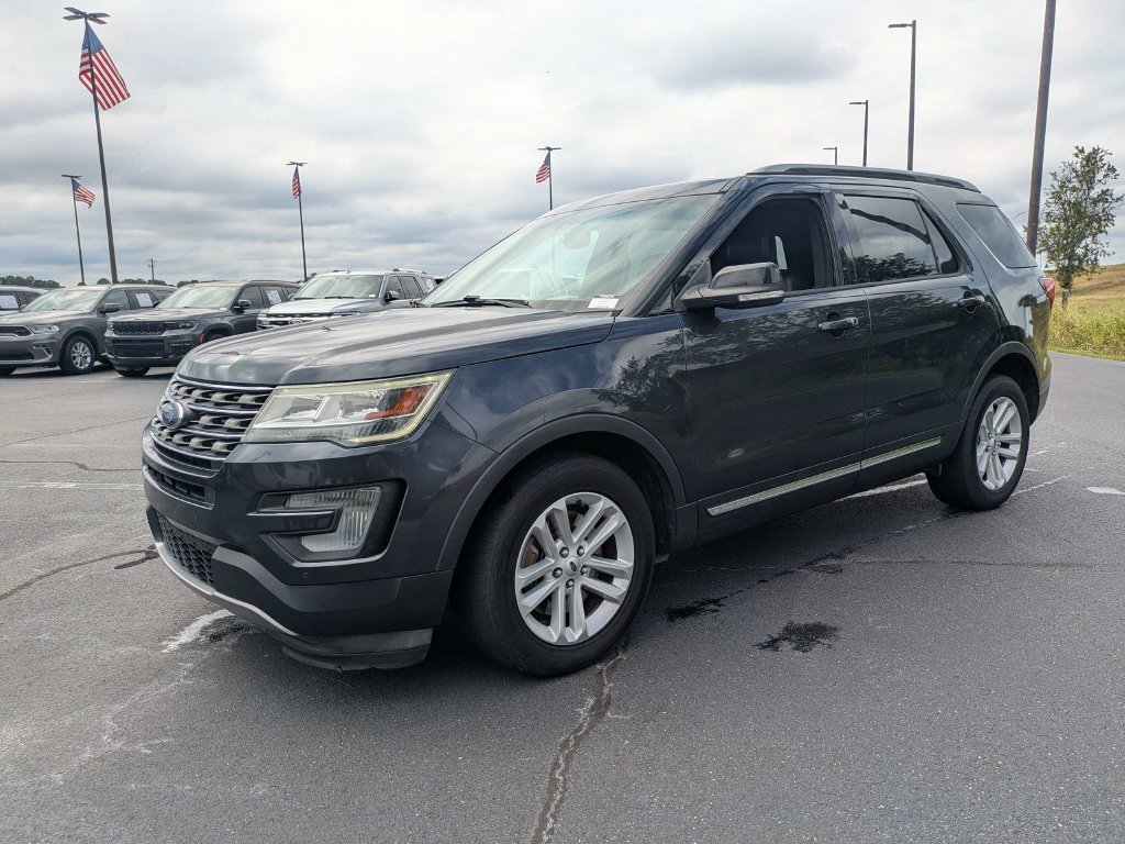 Used 2017 Ford Explorer XLT w/ Equipment Group 202A FWD image 8