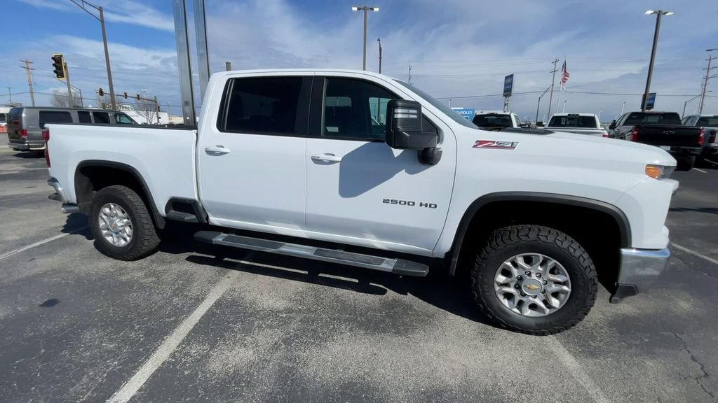 Used 2024 Chevrolet Silverado 2500 LT AWD/4WD image 3