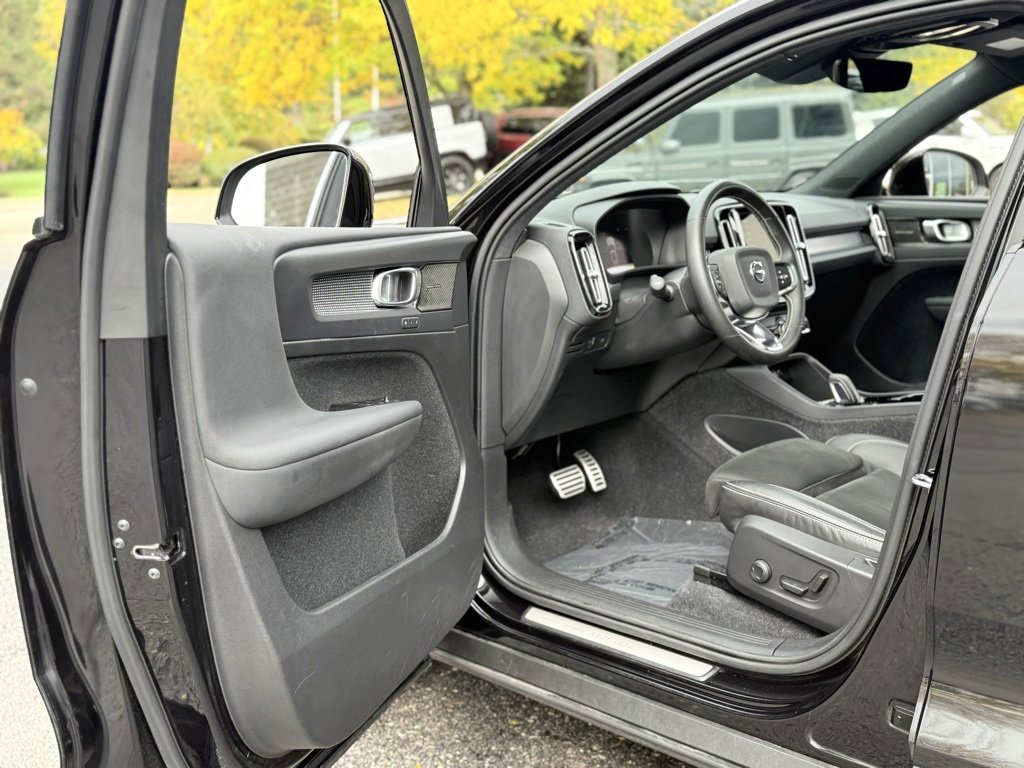 Used 2021 Volvo XC40 P8 Recharge w/ Advanced Package image 17