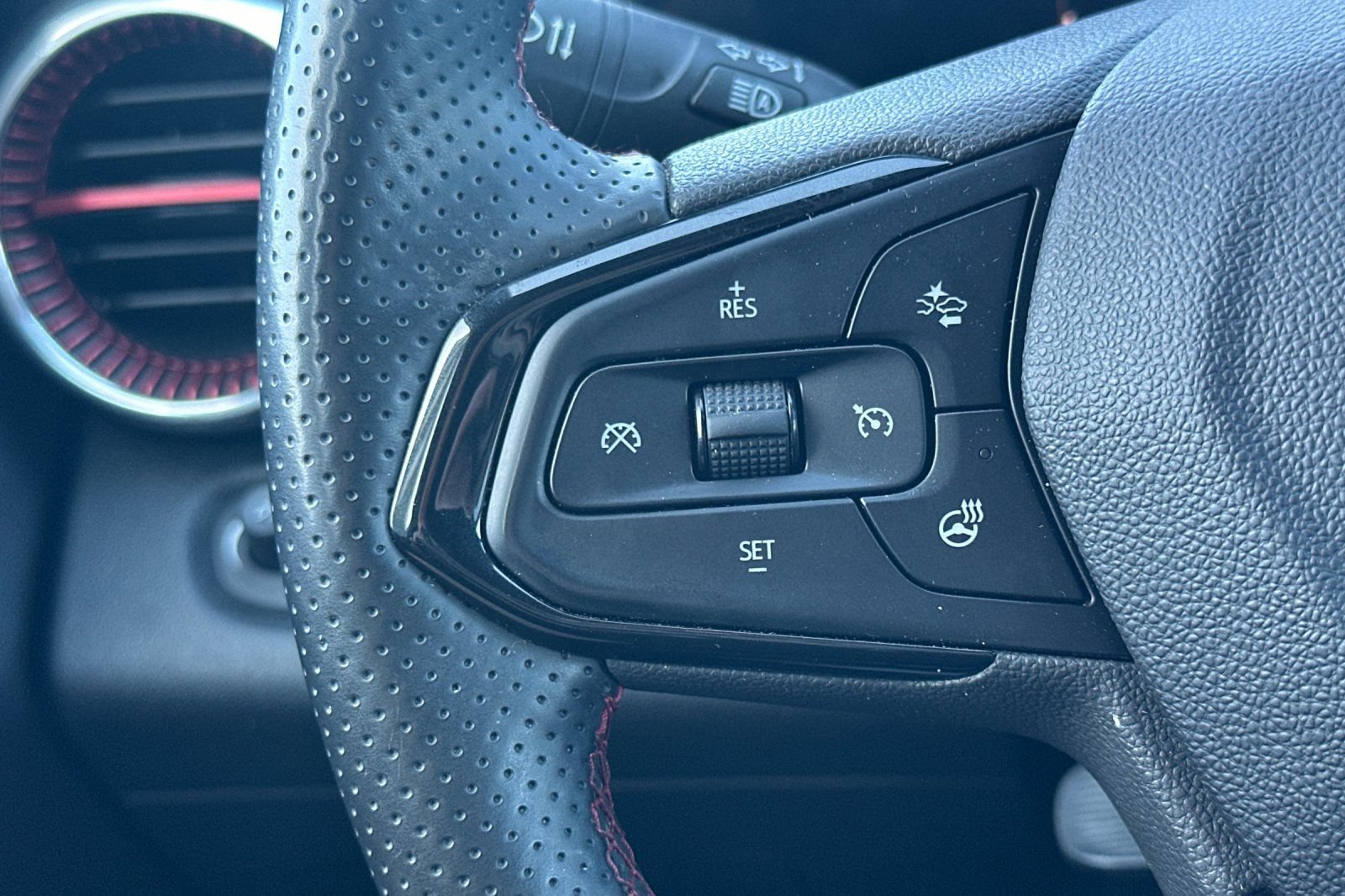 Used 2024 Chevrolet Trax RS w/ Sunroof Package FWD image 33