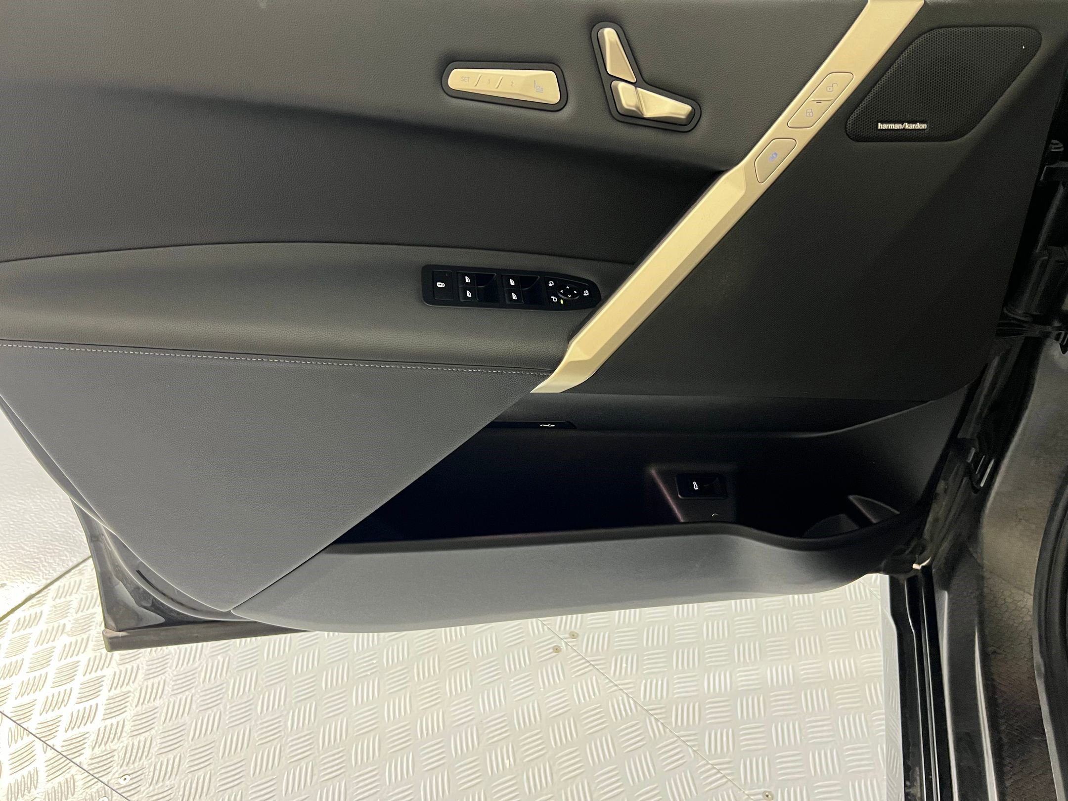 Used 2022 BMW iX xDrive50 w/ Premium Package image 21