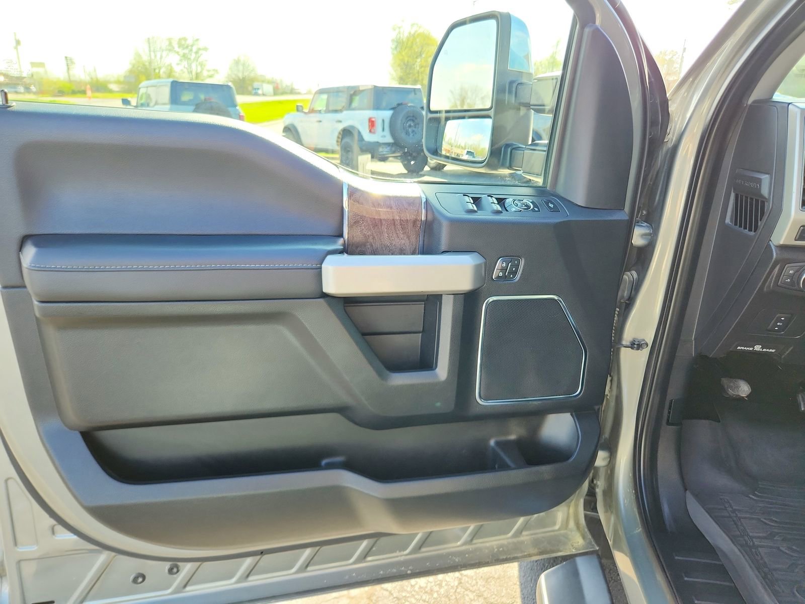 Used 2019 Ford F350 Lariat w/ Chrome Package image 21