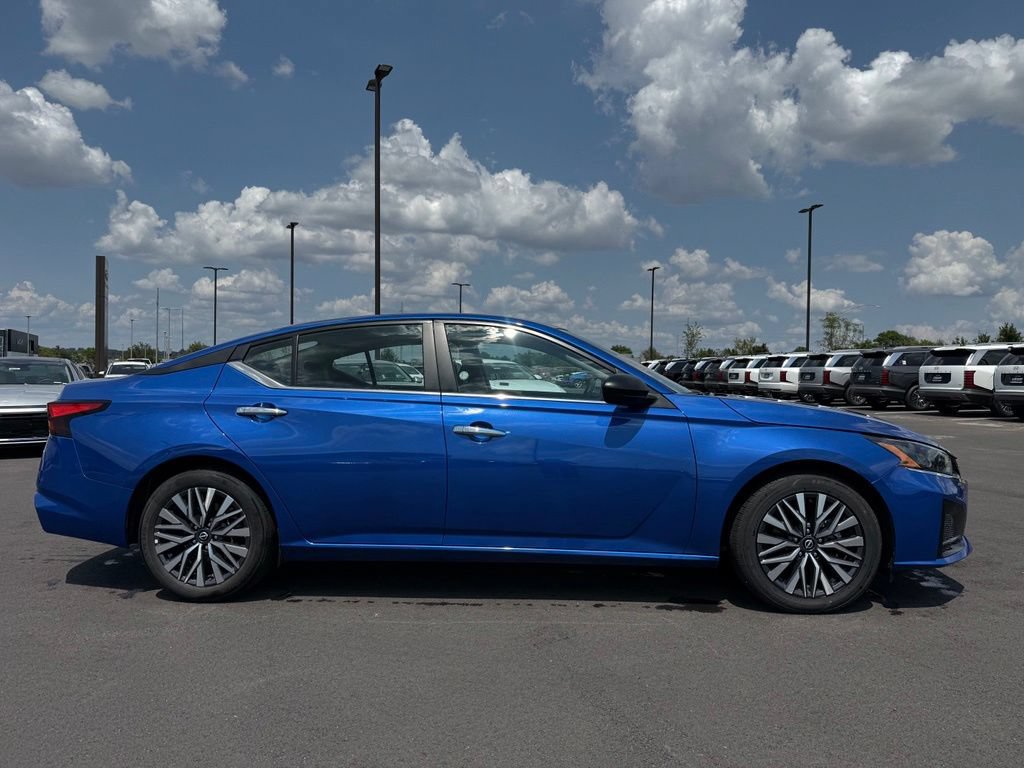 Used 2025 Nissan Altima 2.5 SV FWD image 4
