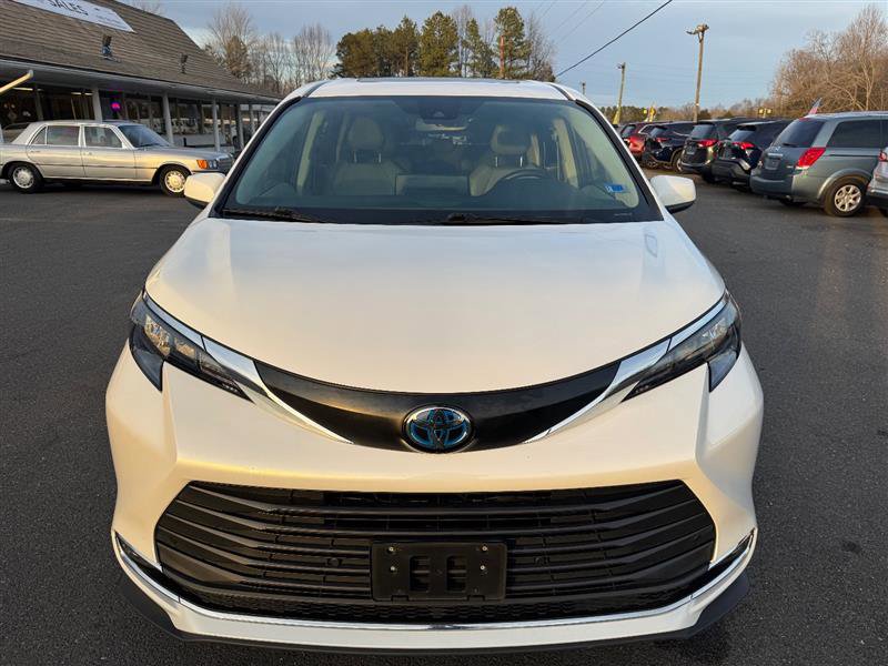Used 2024 Toyota Sienna XLE image 19