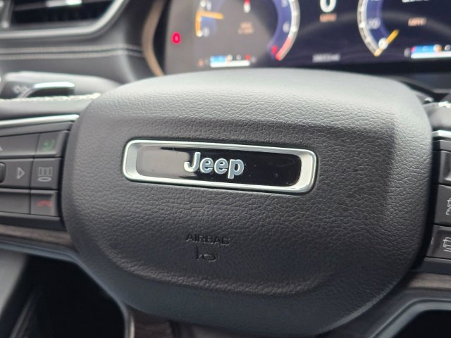 Used 2023 Jeep Grand Cherokee L Limited AWD/4WD image 32