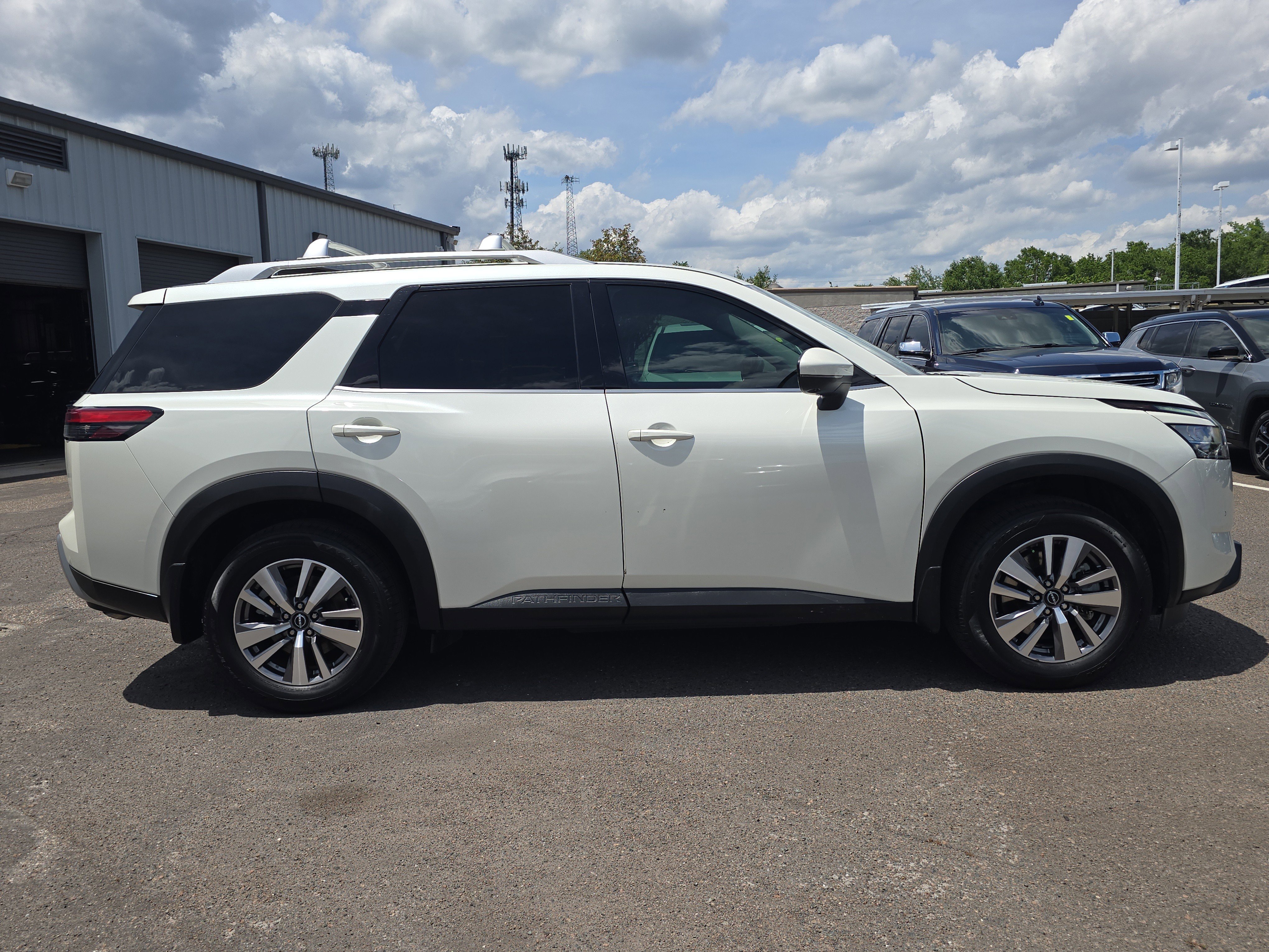 Used 2022 Nissan Pathfinder SL FWD image 9