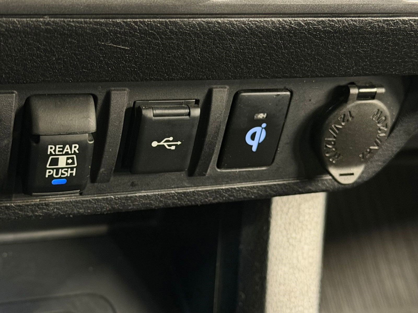 Used 2020 Toyota Tacoma TRD Sport w/ TRD Premium Sport Package AWD/4WD image 32