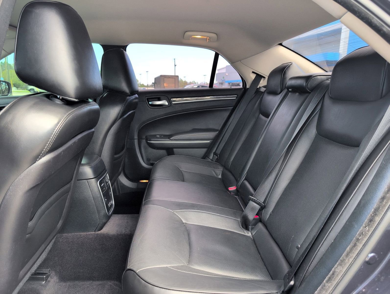 Used 2019 Chrysler 300 Limited image 31