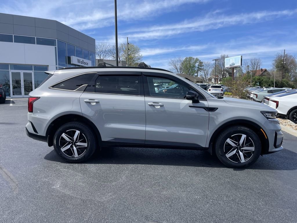 Certified 2022 Kia Sorento EX w/ Panoramic Sunroof Package image 4