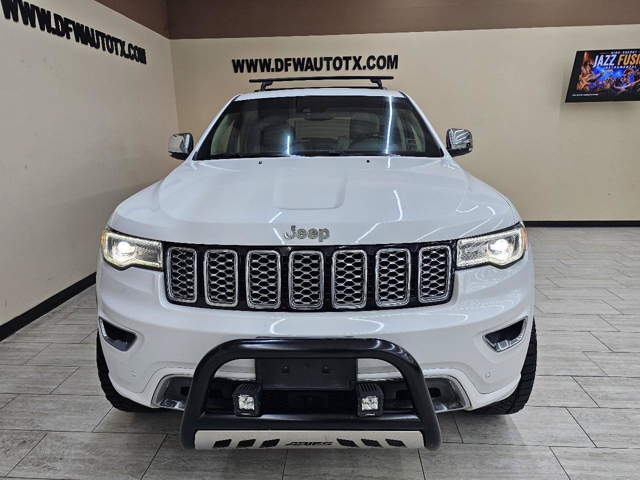 Used 2018 Jeep Grand Cherokee Overland RWD image 3
