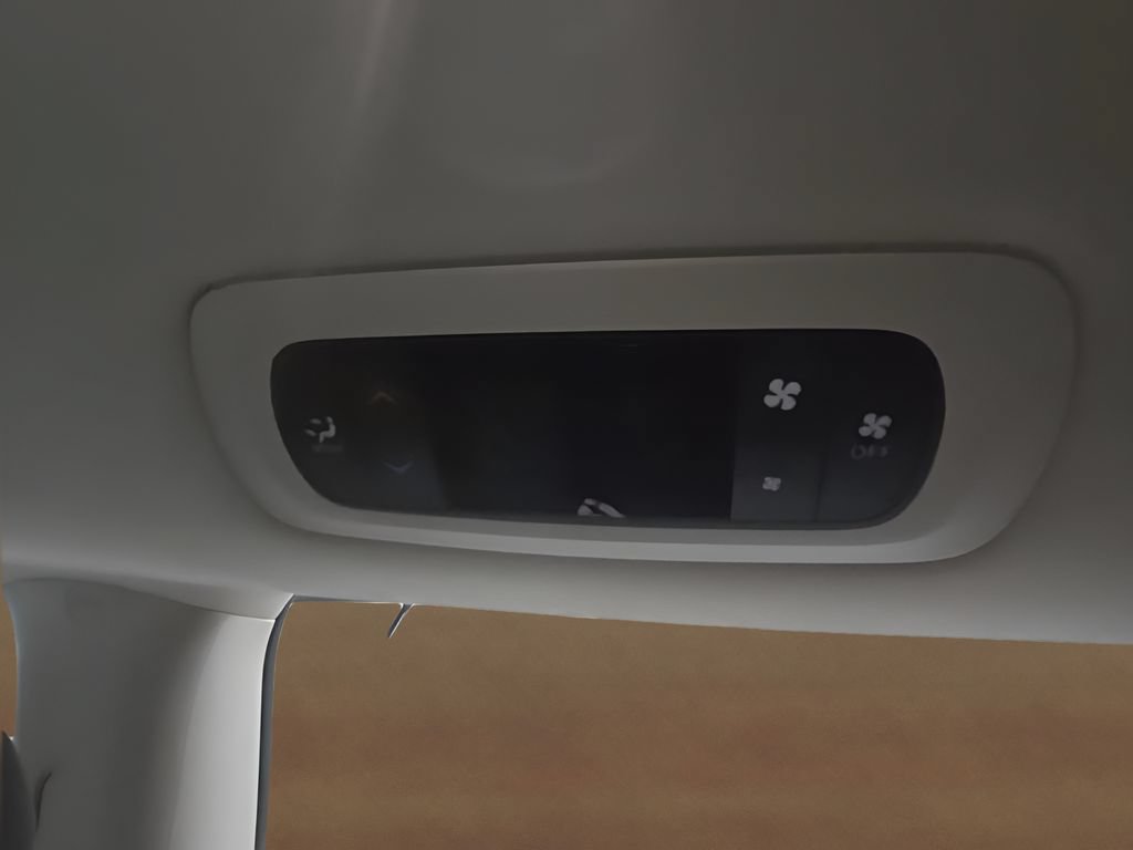 Used 2022 Chrysler Voyager LX FWD image 25