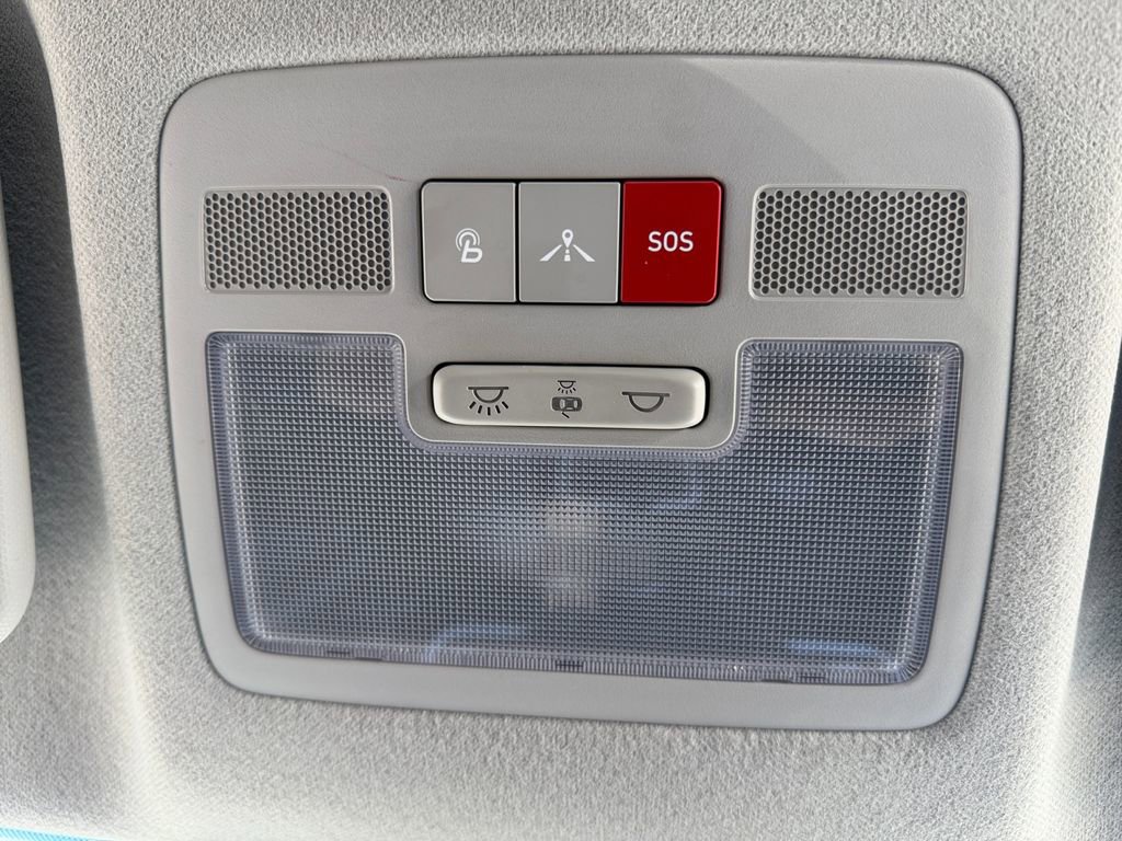 Used 2023 Hyundai Venue Limited FWD image 19