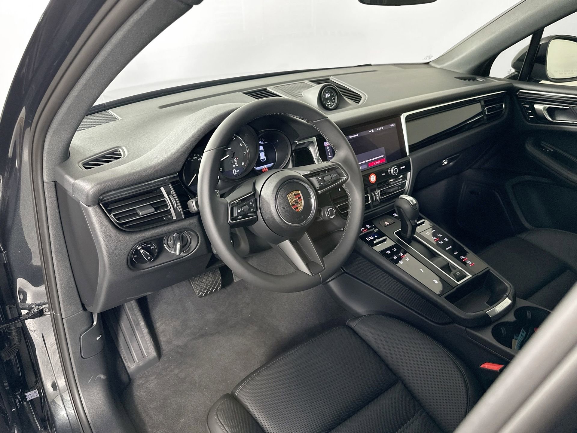 Certified 2025 Porsche Macan image 4