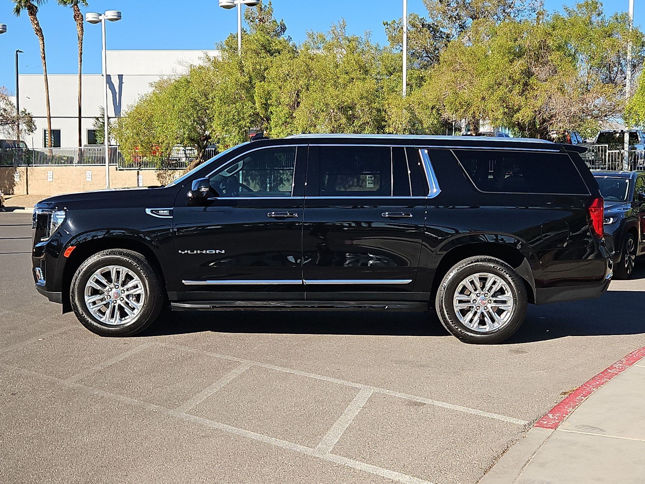 Certified 2024 GMC Yukon XL SLT w/ SLT Premium Package AWD/4WD image 2