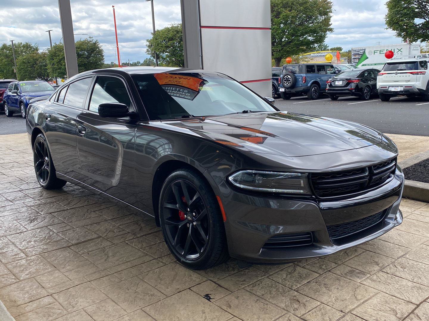 Used 2022 Dodge Charger SXT w/ Blacktop Package RWD image 3