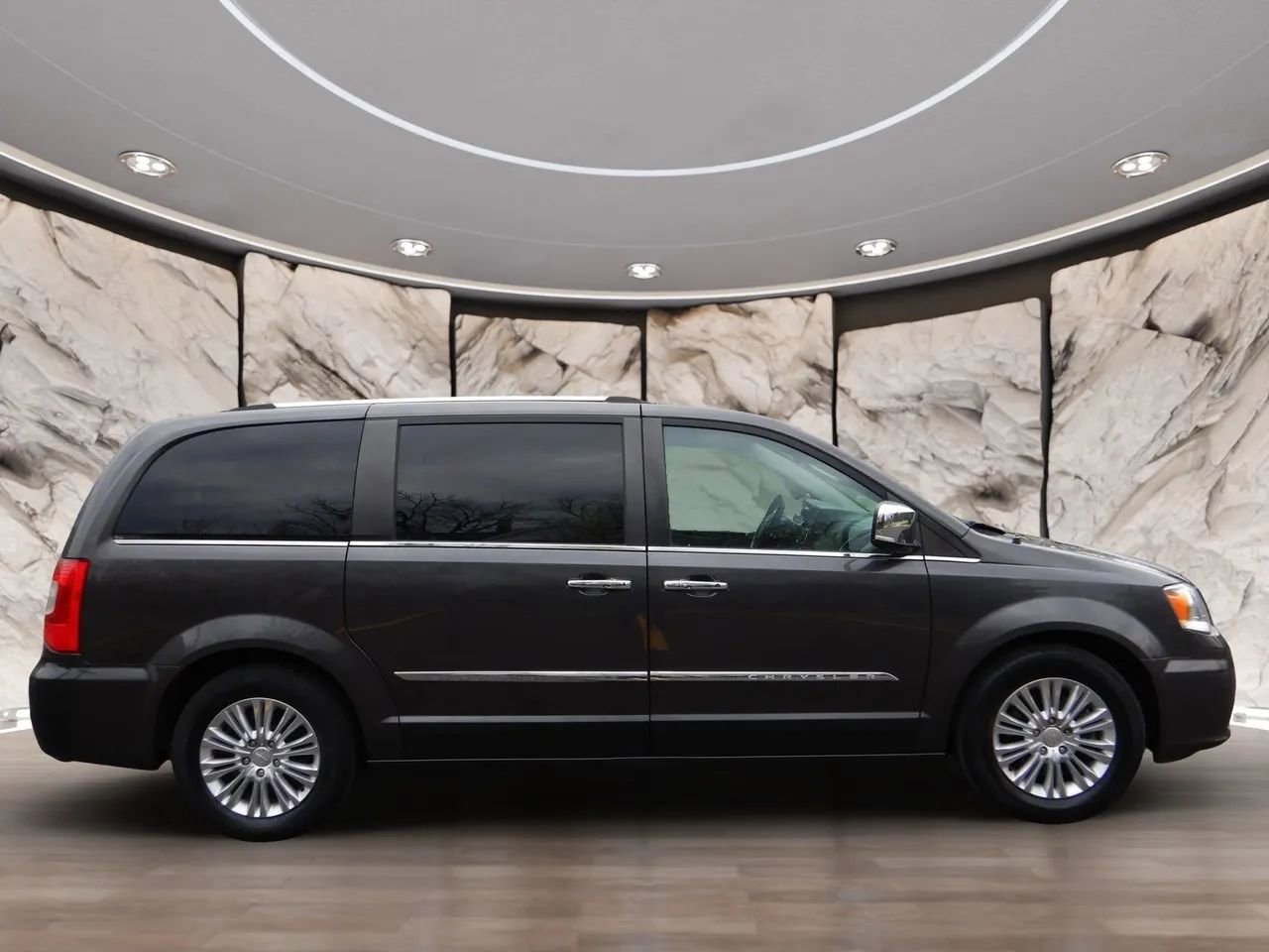 Used 2016 Chrysler Town & Country Limited FWD image 5