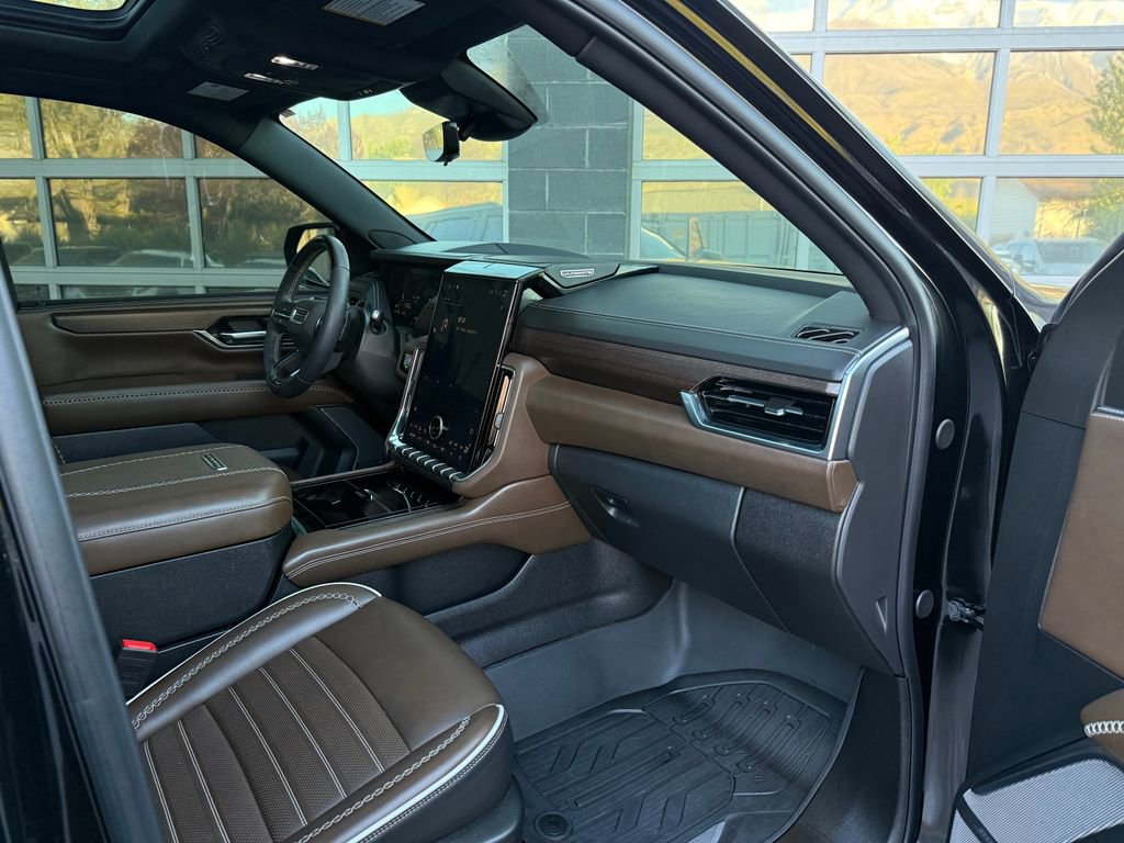 Used 2025 GMC Yukon Denali Ultimate AWD/4WD image 19