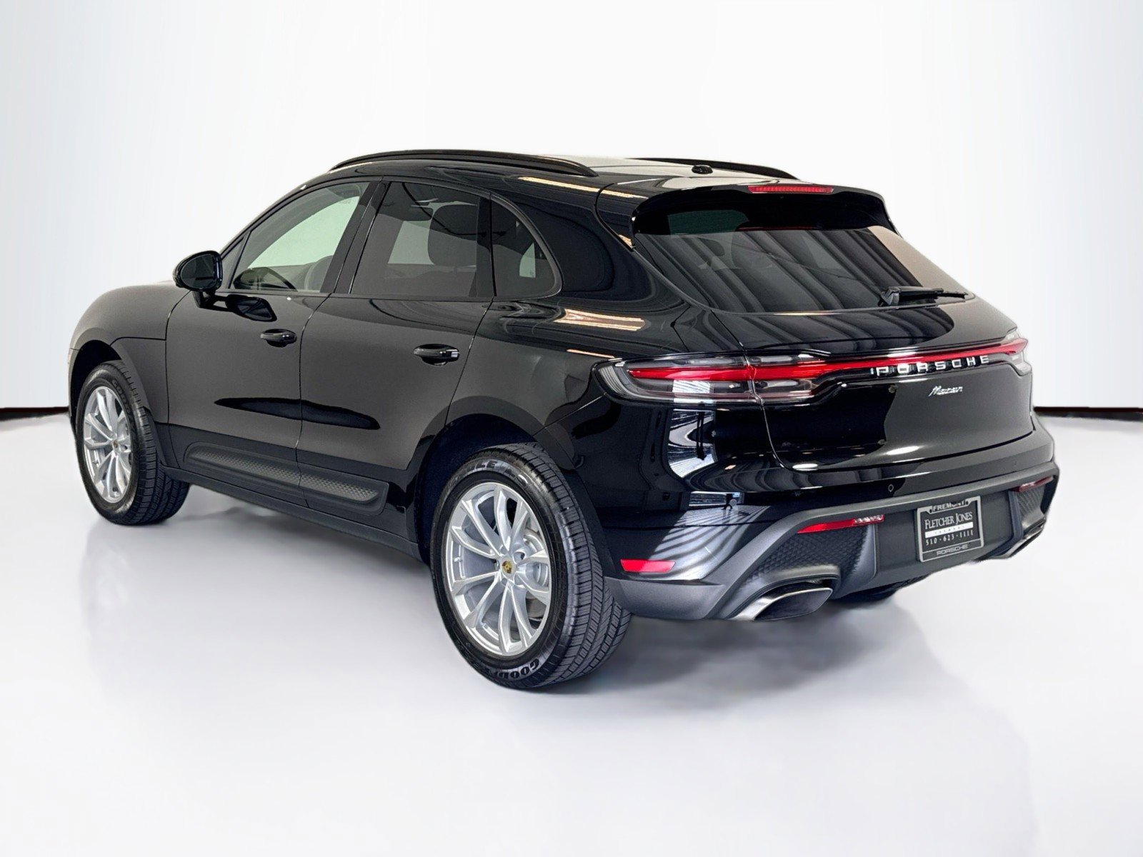 Certified 2025 Porsche Macan image 3