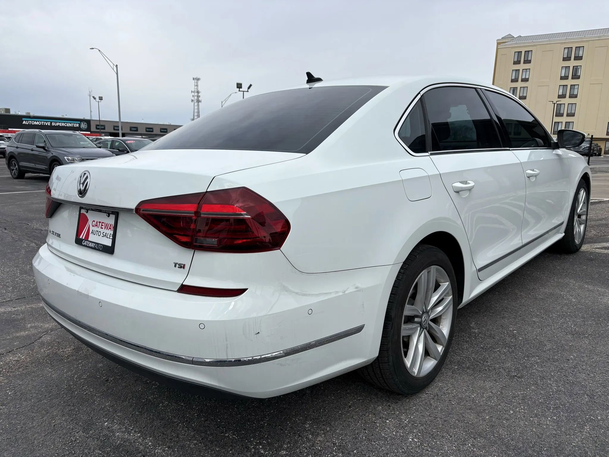Used 2017 Volkswagen Passat 1.8T SEL Premium image 5