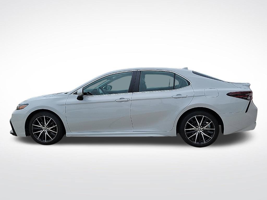 Used 2023 Toyota Camry SE FWD image 2