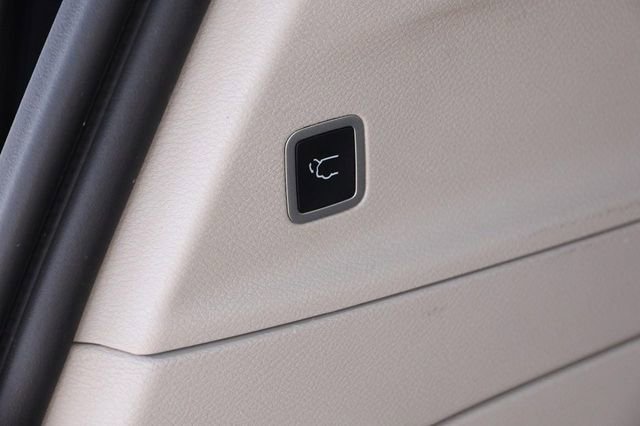 Used 2023 Chrysler Voyager LX image 8