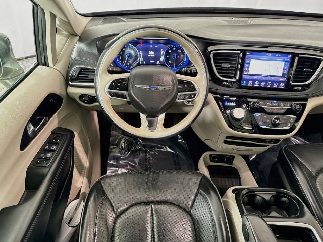 Used 2020 Chrysler Pacifica Limited w/ Tire & Wheel Group FWD image 22