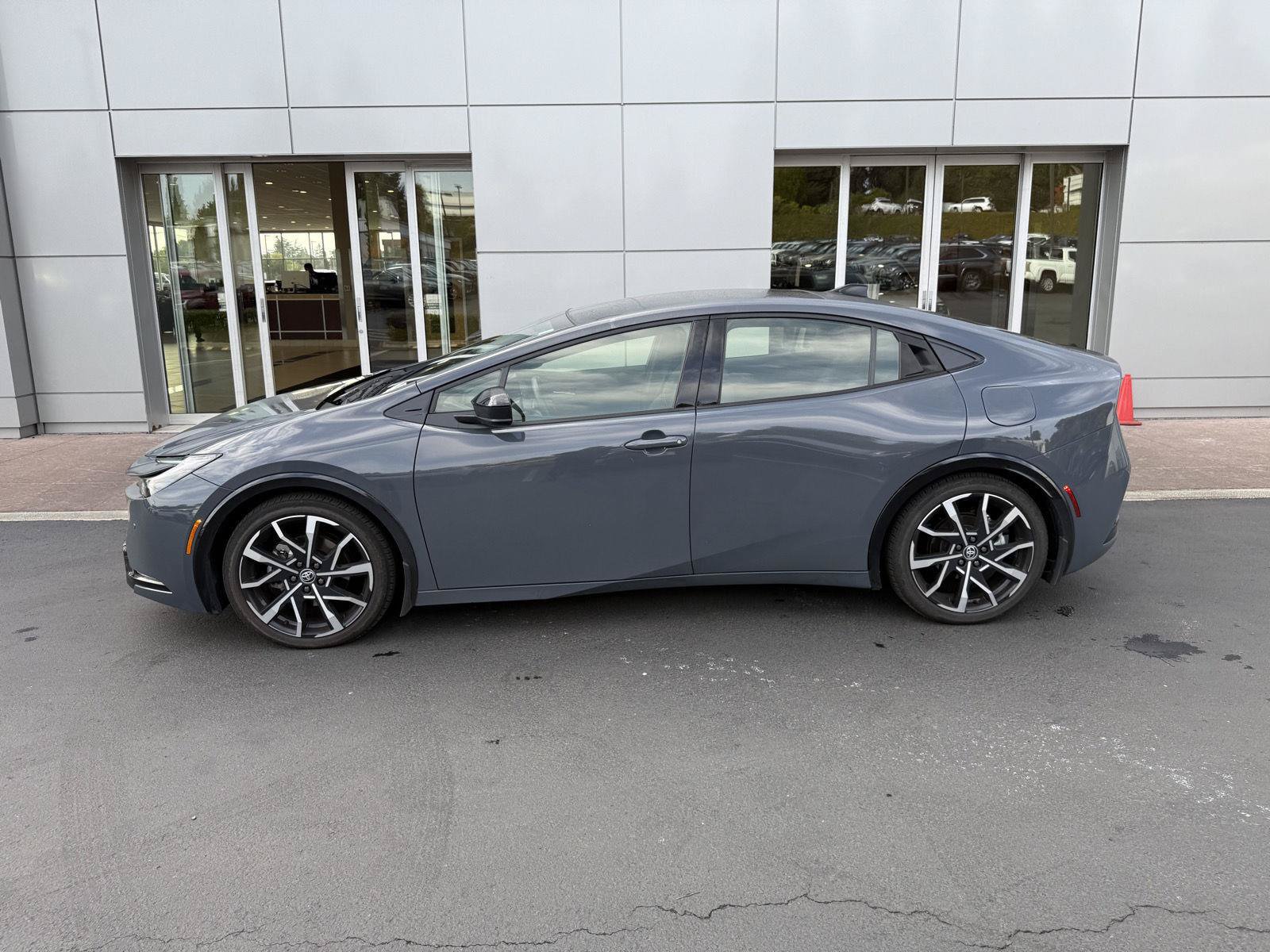 Used 2025 Toyota Prius Plug-In Hybrid FWD image 2