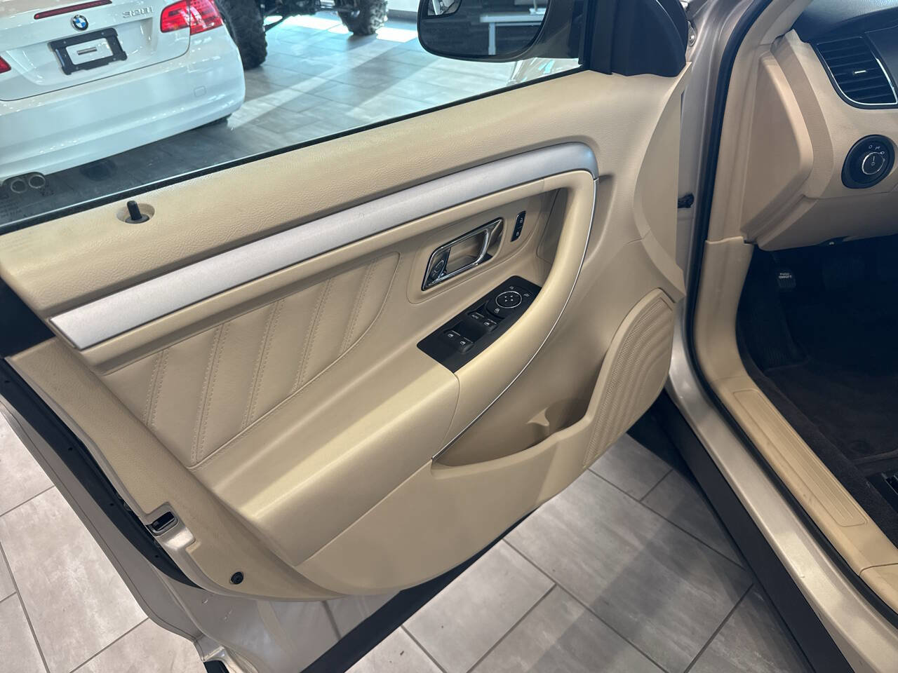 Used 2017 Ford Taurus SE image 22