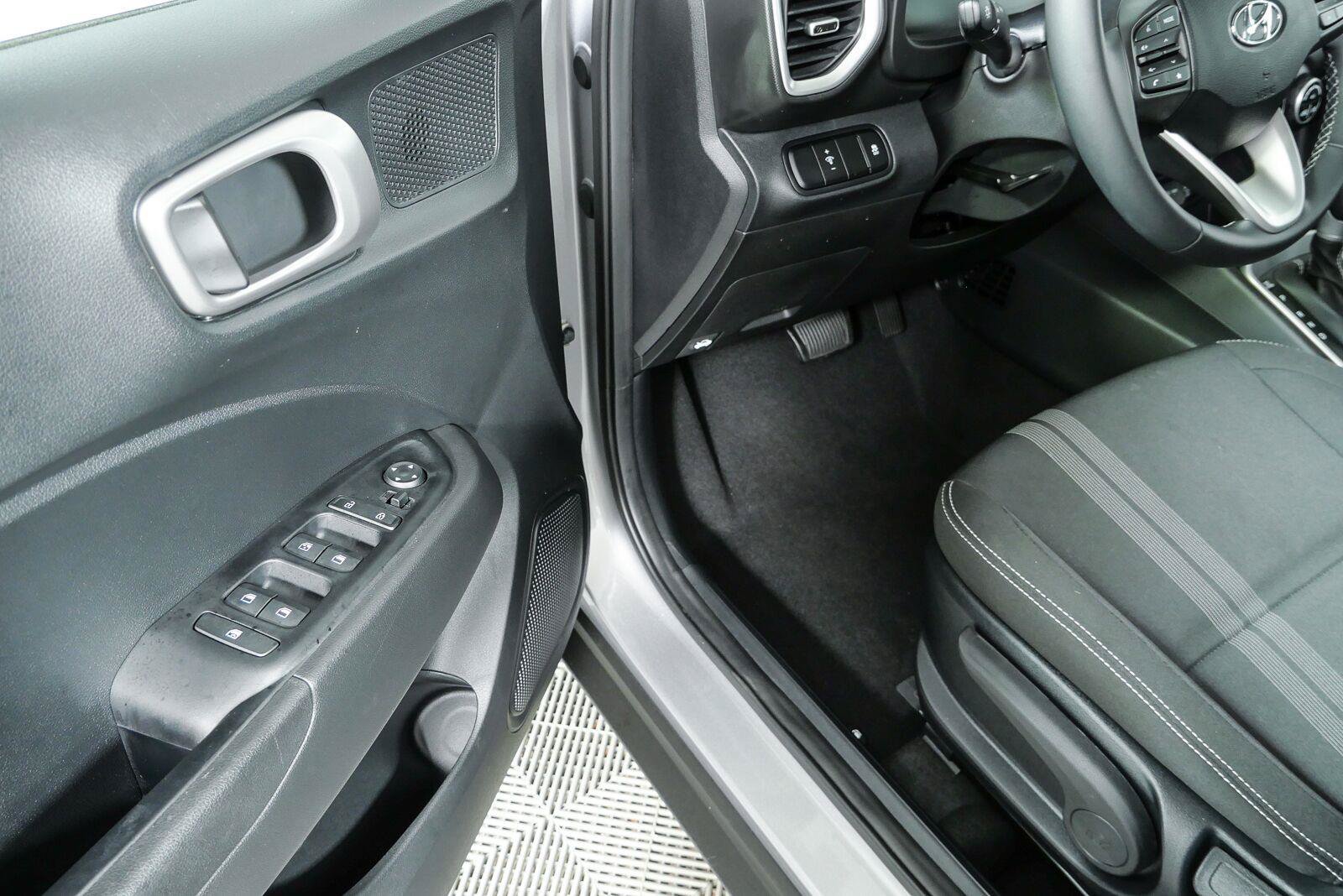 Used 2023 Hyundai Venue SEL w/ Cargo Package FWD image 7