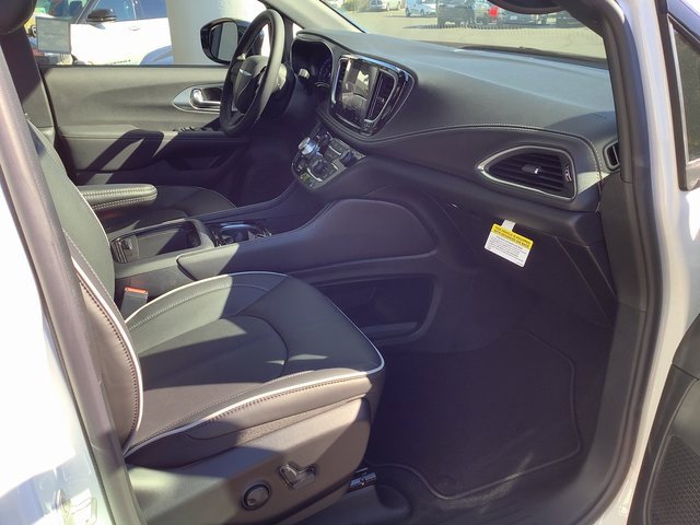 New 2026 Chrysler Pacifica Limited image 36