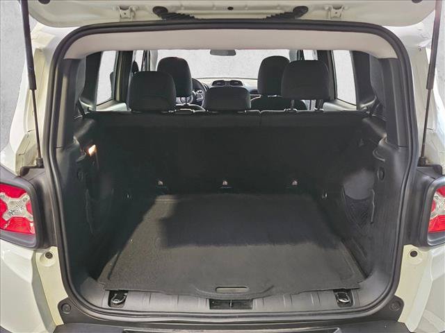 Used 2019 Jeep Renegade Latitude AWD/4WD image 6