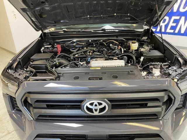 Used 2025 Toyota Tacoma SR5 AWD/4WD image 9
