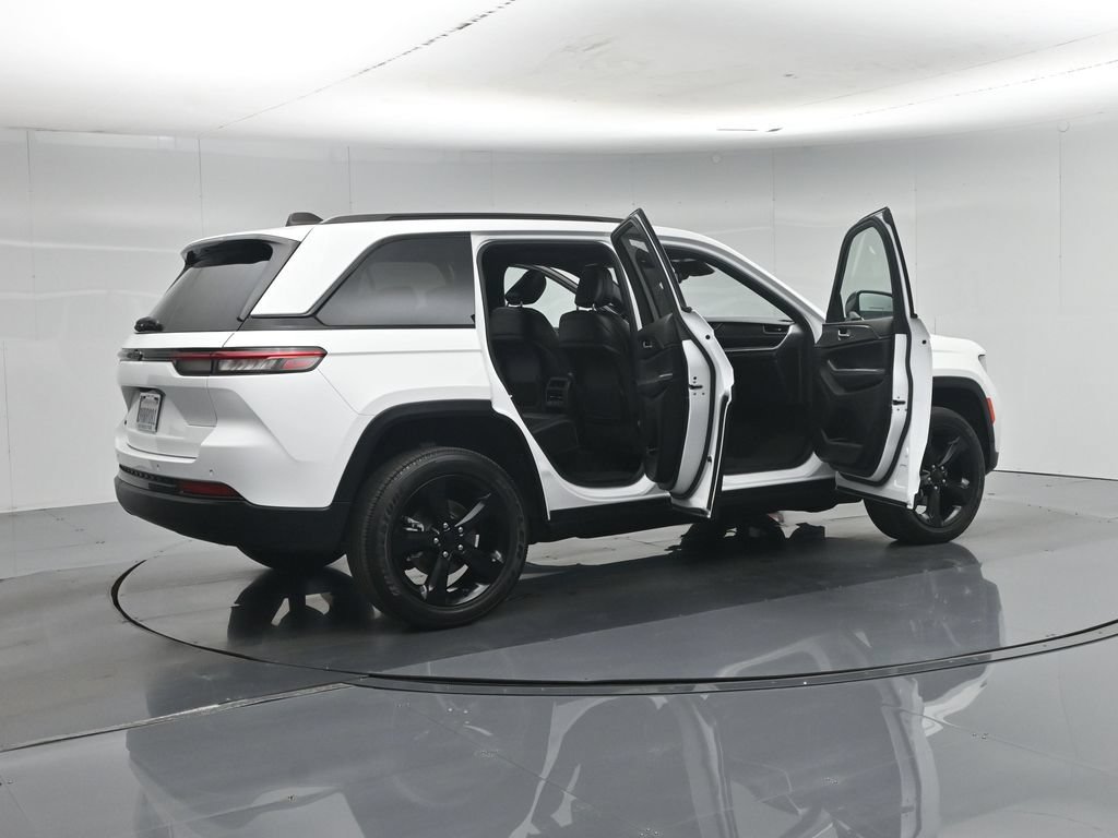 Used 2023 Jeep Grand Cherokee Laredo AWD/4WD image 6