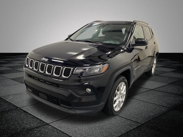 Used 2023 Jeep Compass Latitude w/ Sun and Sound Group AWD/4WD image 3