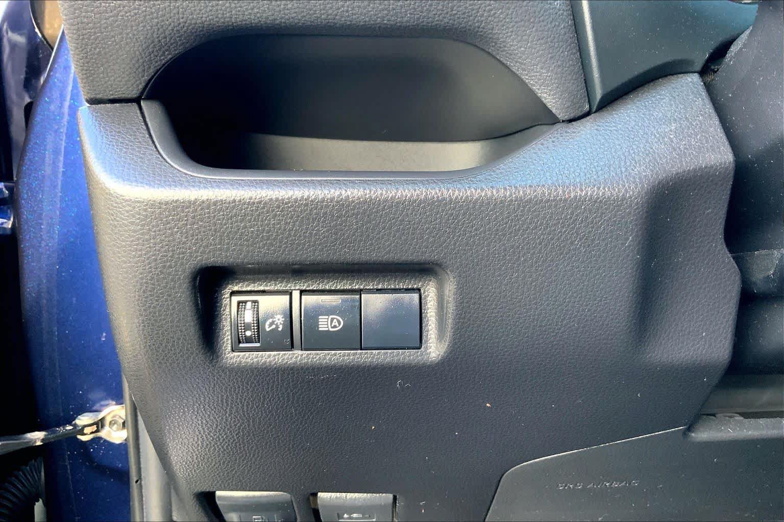 Used 2021 Toyota RAV4 XLE AWD/4WD image 33