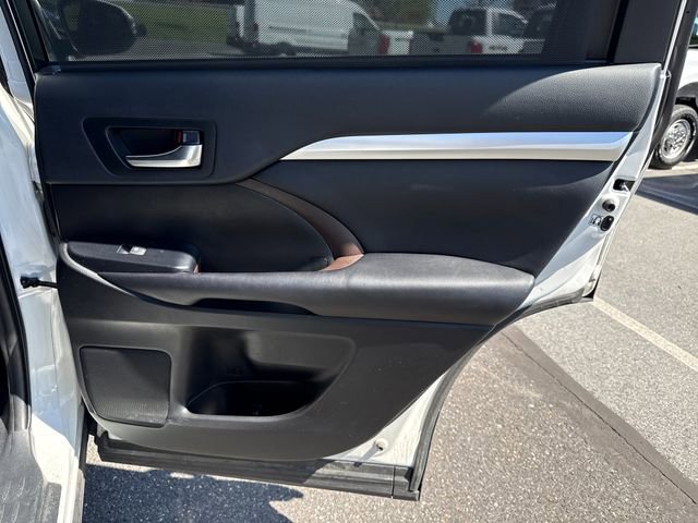 Used 2019 Toyota Highlander XLE AWD/4WD image 16