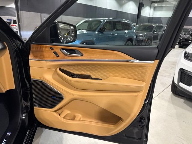 Used 2023 Jeep Grand Cherokee Summit AWD/4WD image 36