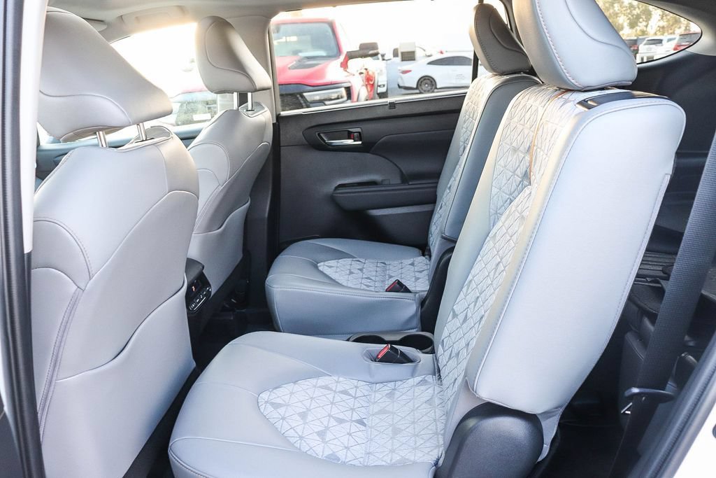 Used 2022 Toyota Highlander Bronze Edition AWD/4WD image 22