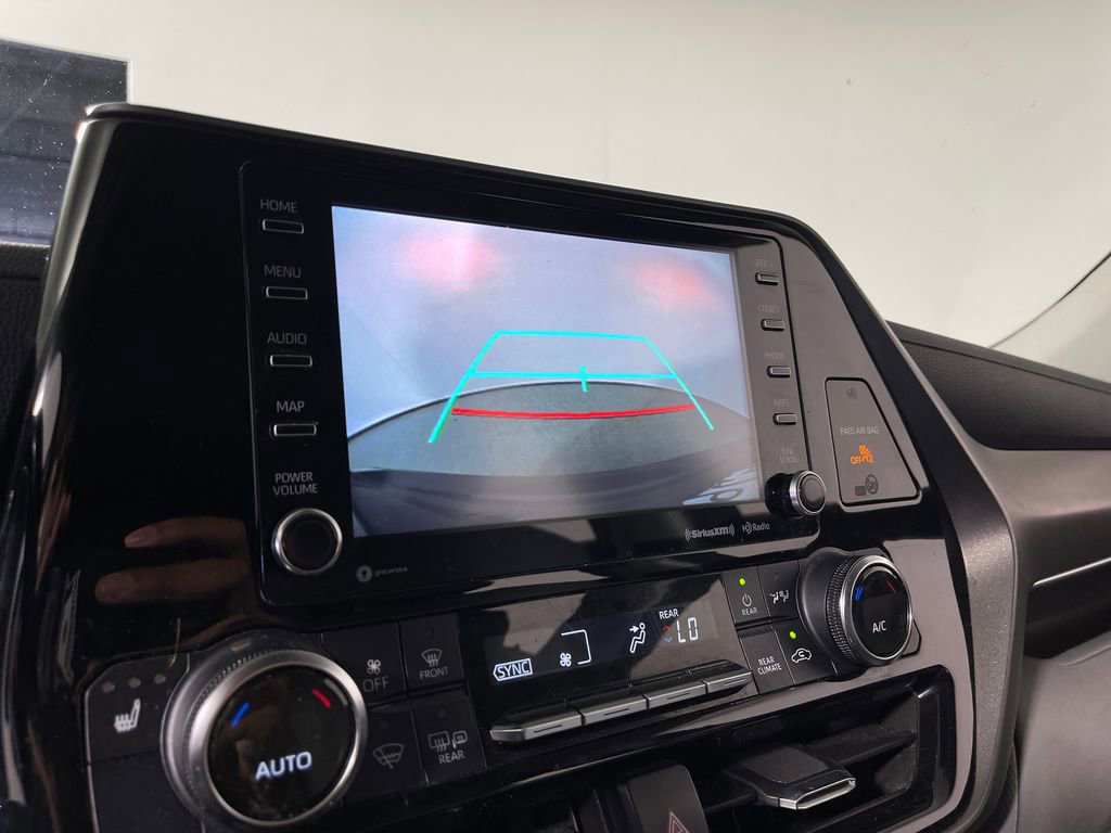 Used 2022 Toyota Highlander XLE AWD/4WD image 21