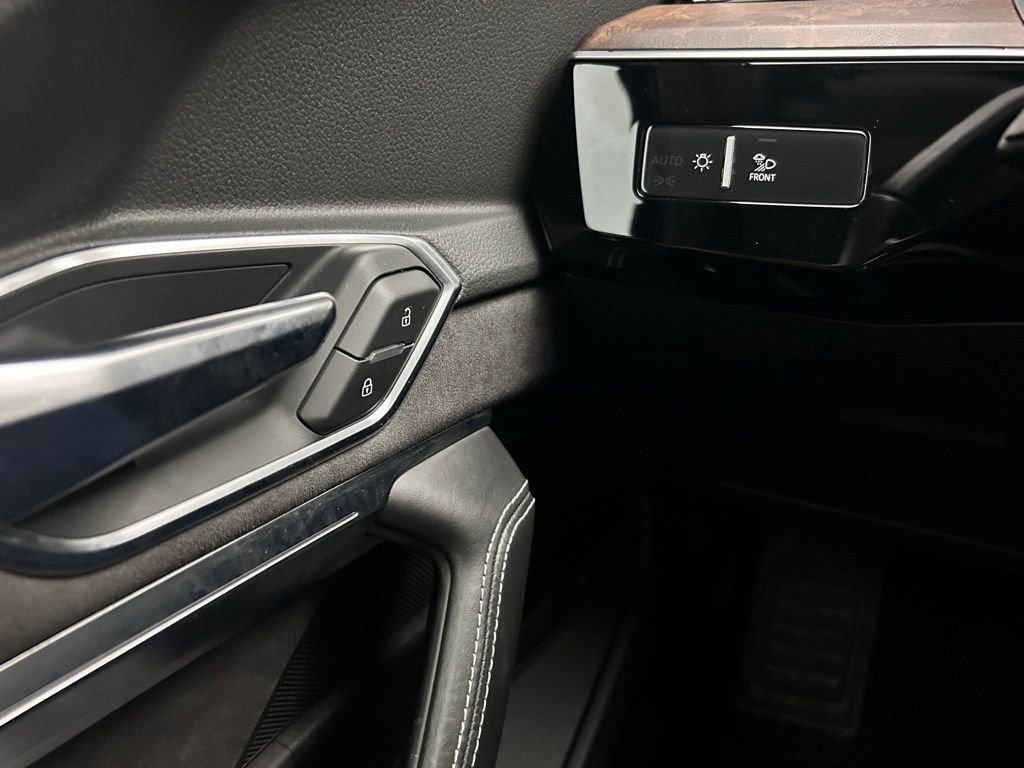 Used 2019 Audi e-tron Prestige w/ Prestige Package AWD/4WD image 19