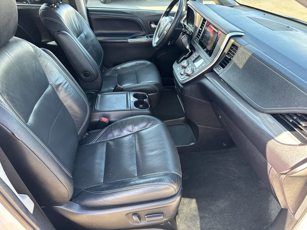 Used 2017 Toyota Sienna SE Premium image 12