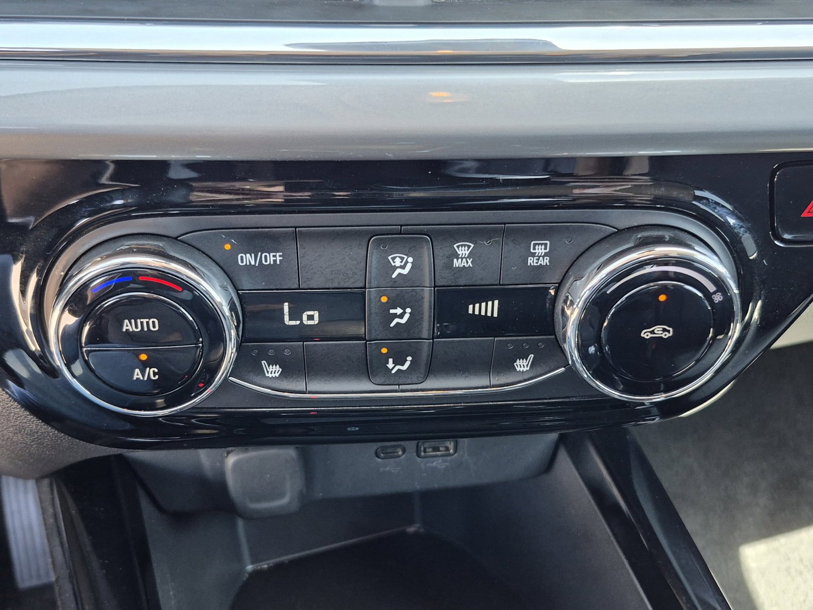 Used 2025 Chevrolet Trax LT w/ LT Convenience Package FWD image 31